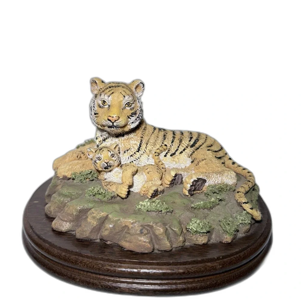 THE WILDLIFE RESERVE COLLECTORS EDITION MARIA GORETTI Ceramic Tiger & Cub